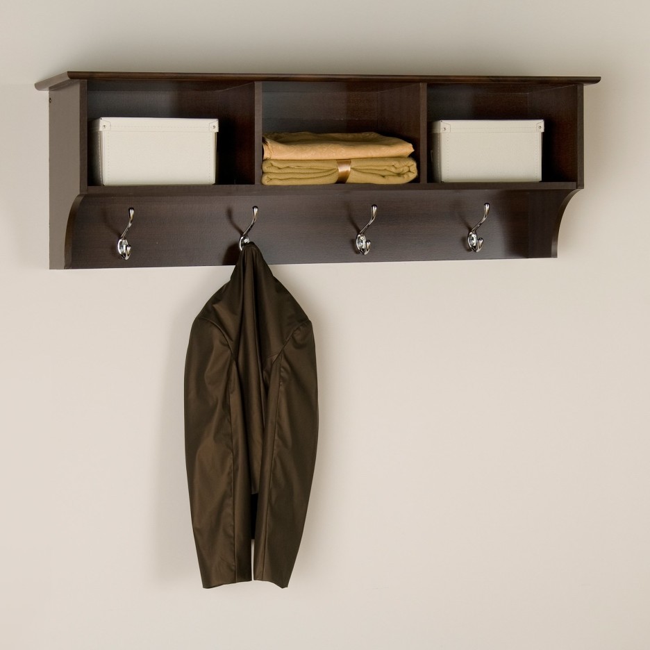 interieur-marron-en-bois-mural-étagères-avec-meubles-argent-cintre-pour-vetements-crochet-rustique-patères-mural-936x936