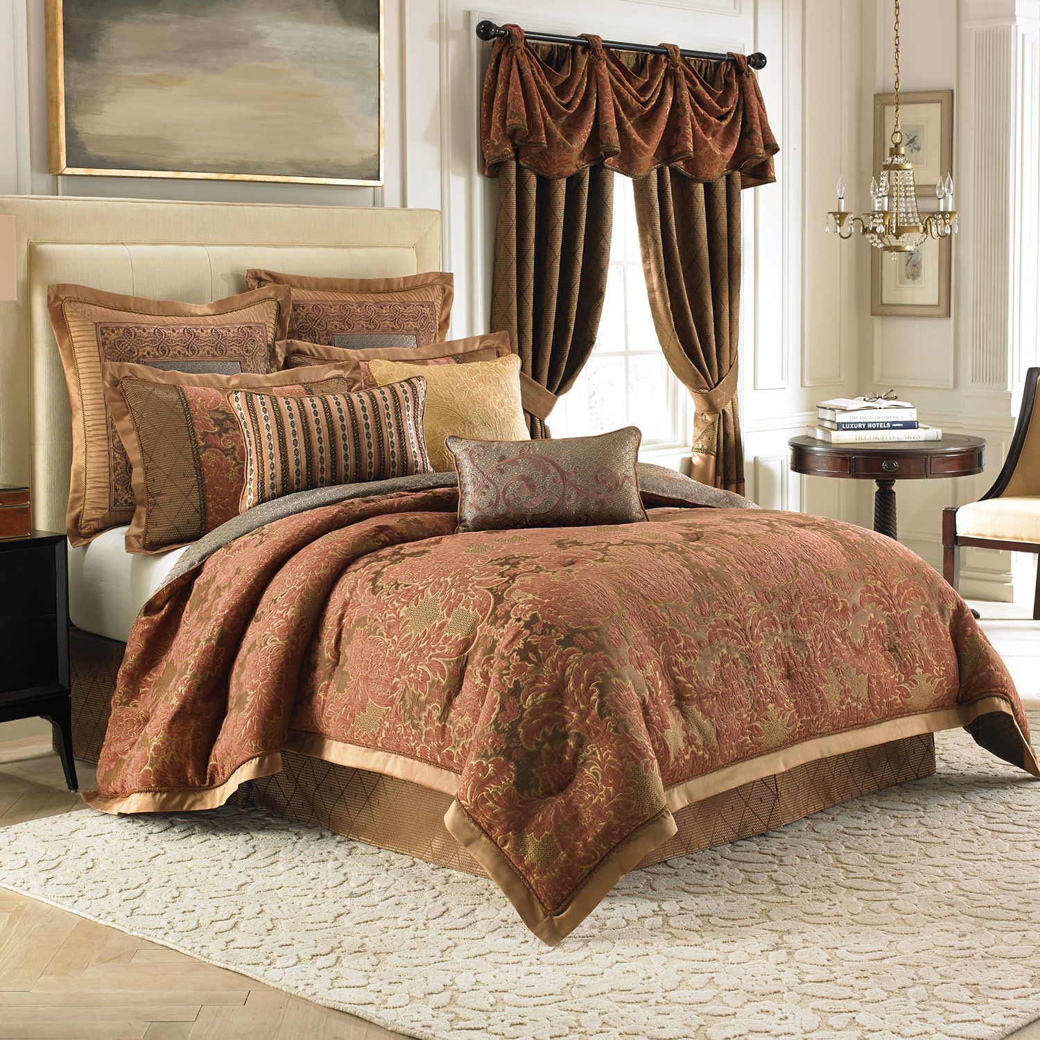 intérieur-brun-foncé-rideaux-plus-blanc-lit-ayant-brun-crème-couette-ensemble de literie-placé-sur-le-blanc-tapis-chambre-couette-et-ensembles-de-rideaux
