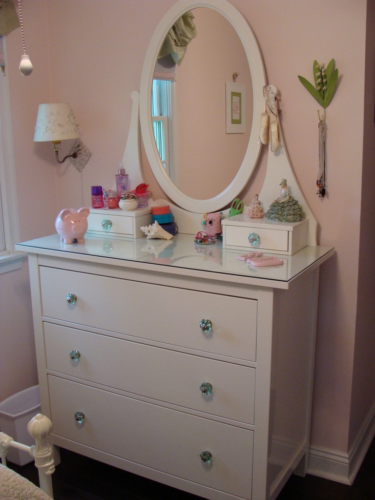 intérieur-salon-image-de-fille-chambre-décoration-utilisant-ovale-ikea-miroir-blanc-dans-chambre-y compris-rose-pâle-fille-chambre-mur-peinture-et-parquet-blanc- debout-fille-commode-céleste-image-de-ikea-whit