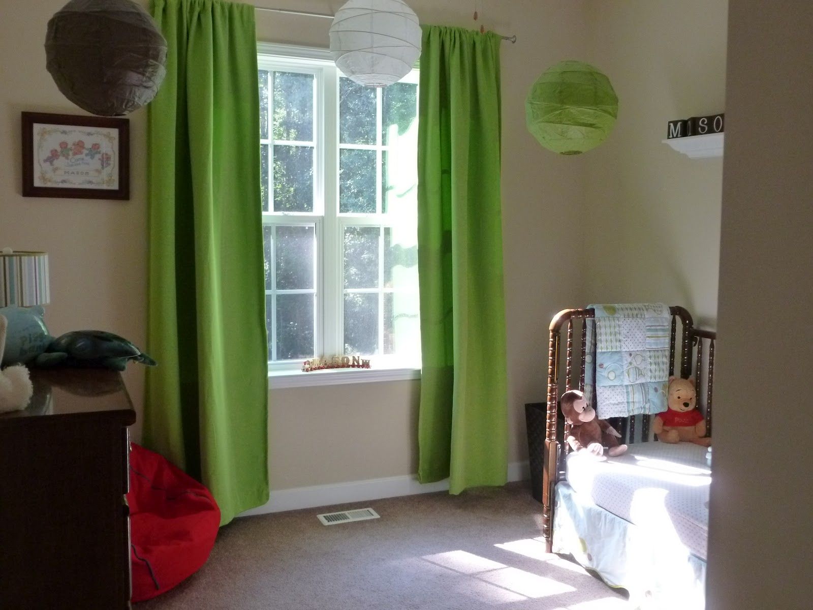 rideaux-fenêtres-en-tissu-vert-sur-le-crochet-et-lanterne-colorée-au-plafond-connectee-par-crème-mur-pleasing-look-of-master-bedroom-window-treatment- embellissez votre chambre