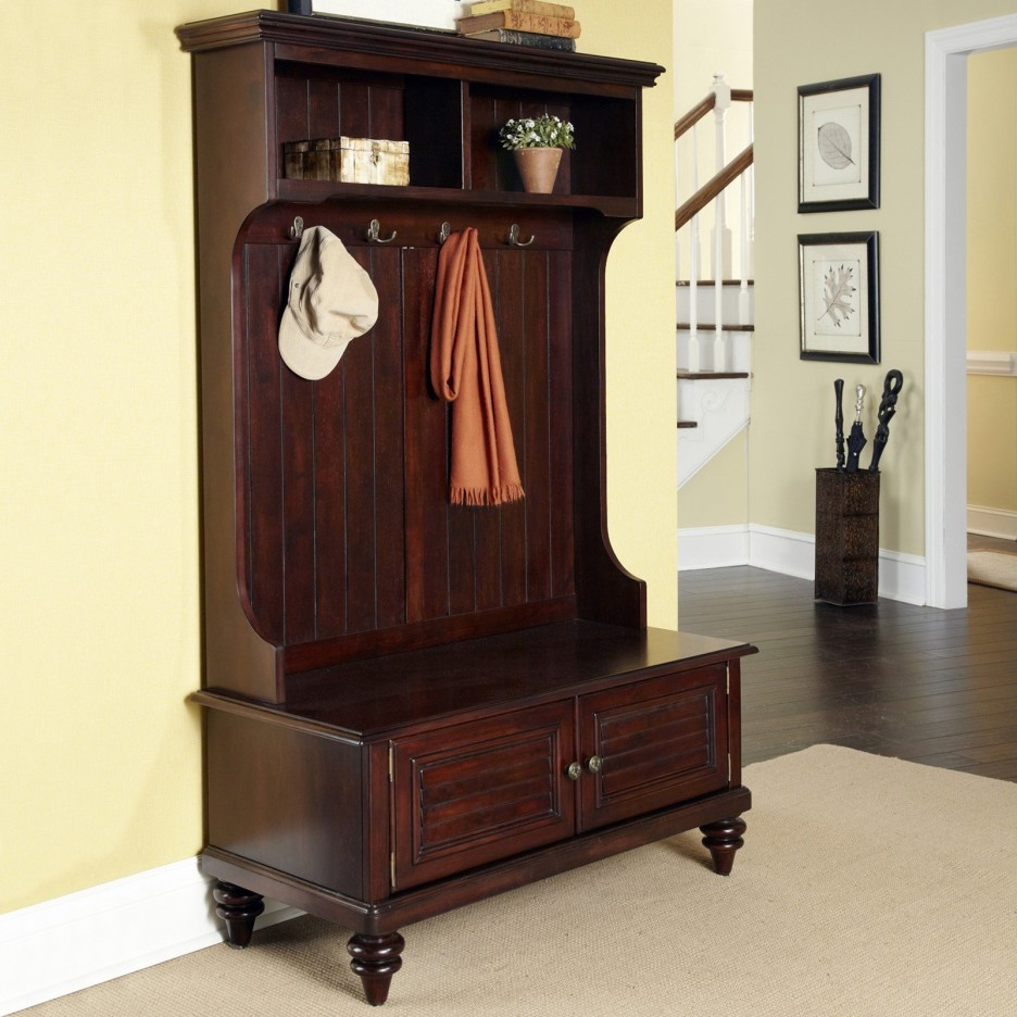banc-en-bois-marron-foncé-haut-avec-double-portes-rangement-connecté-avec-deux-rangements-aussi-quatre-crochets-banc-de-rangement-avec-porte-manteau-936x936