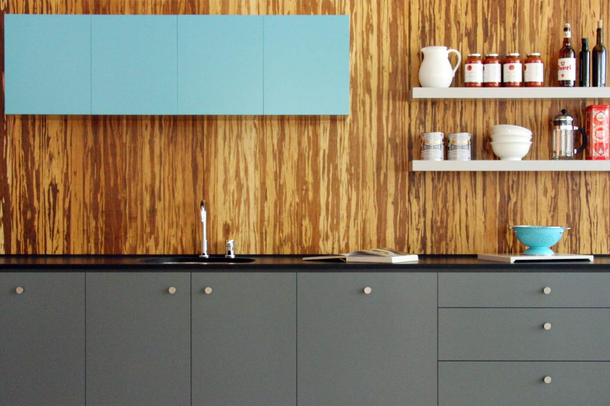 intérieur-cuisine-meubles-abordable-maison-intérieur-petite-cuisine-design-idées-équipées-modernes-peinture-grise-cuisines-armoire-granit-comptoirs-et-intéressant-blanc-bois-étagères flottantes-moderne