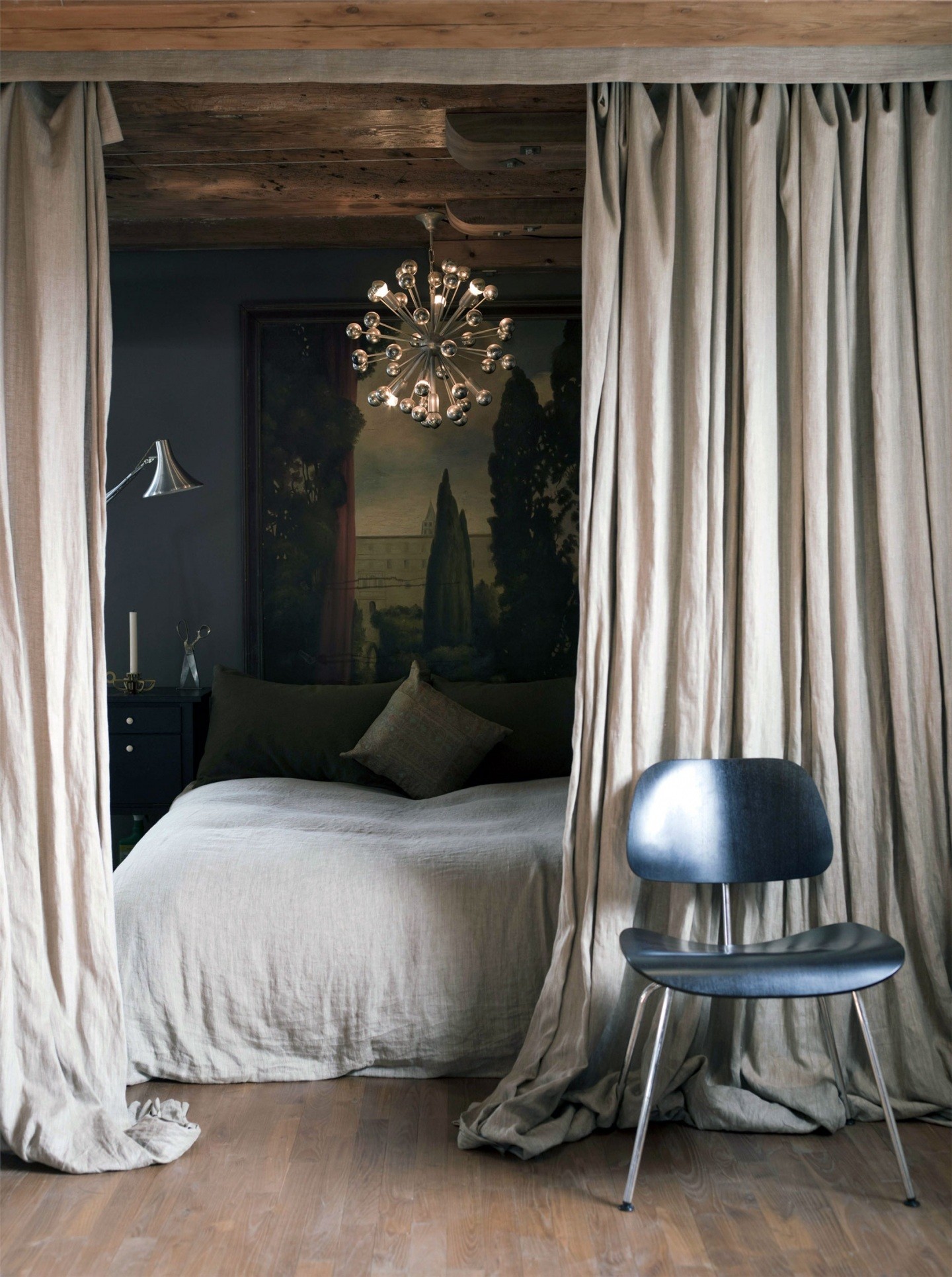 intérieur-gris-clair-chambre-diviseur-rideaux-combiné-petit-lustre-simple-chambre-diviseur-rideaux-embellit-chaque-design-intérieur-facilement