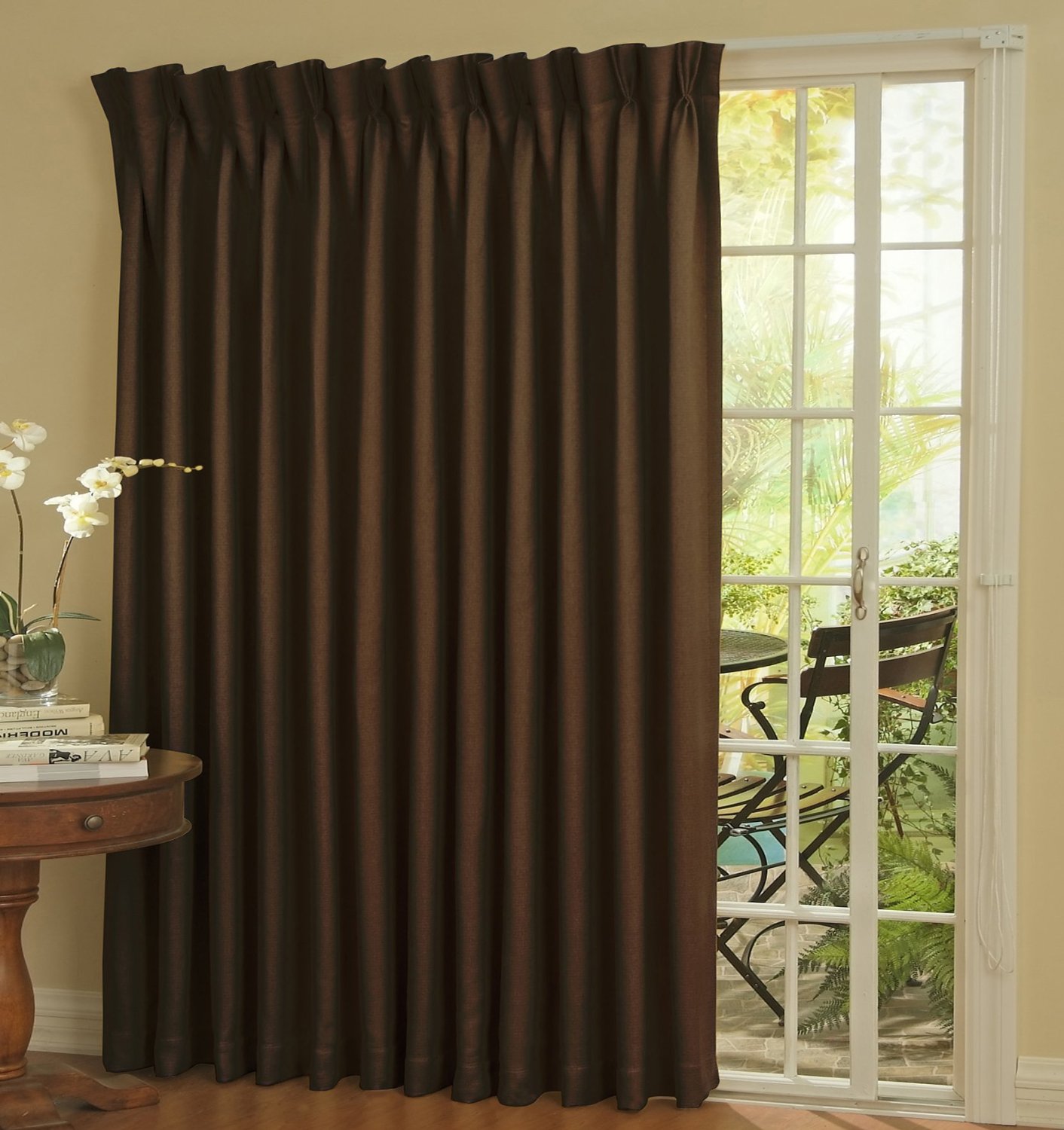 rideau-en-interieur-long-en-brun-foncé-pour-porte-vitre-coulissante-avec-des-barres-en-bois-blanches-place-sur-la-creme-rideaux-muraux-en-verre-coulissant- porte