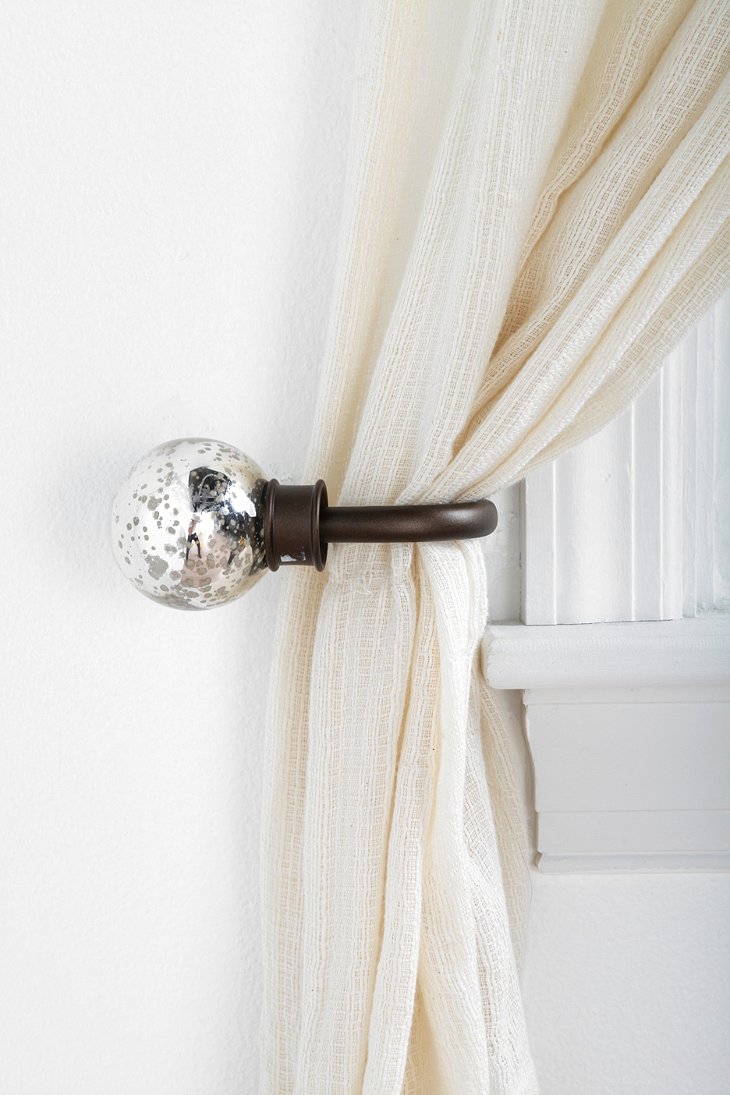 intérieur-joli-brun-couleur-bronze-rideau-tie-back-crochets-et-couleur-argent-glitter-ball-ornaments-aussi-blanc-couleur-maille-rideaux-avec-designer-rideaux-plus-draperie- tringle-rideau-facile-sur-l'oeil-cravate-bac
