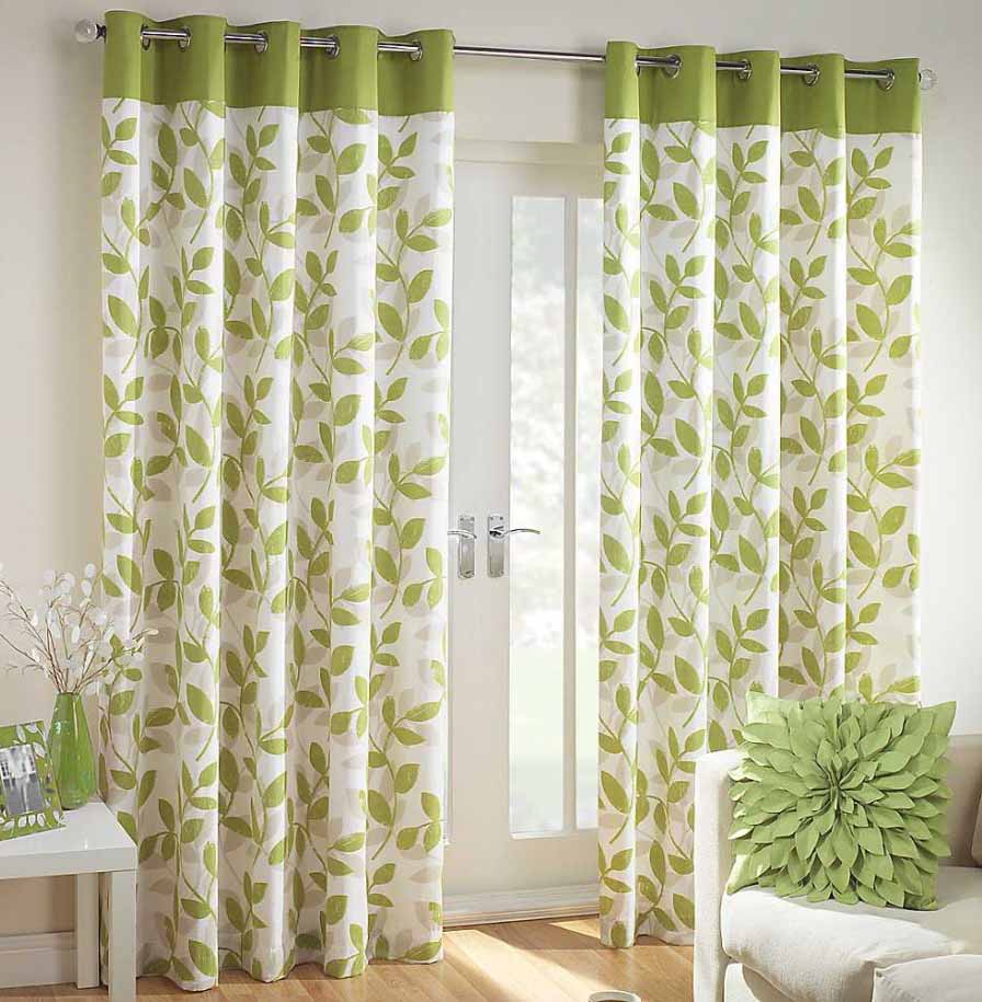 intérieur-cadre-en-bois-blanc-porte-d'entrée-utilisant-des-feuilles-vertes-motif-rideau-blanc-rideaux-blancs-avec-des-feuilles-vertes