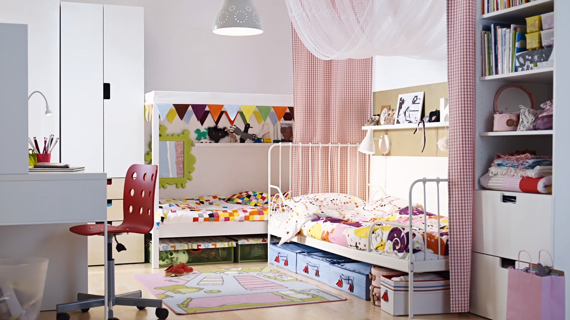 chambre-pour-enfants-deux-lits-ikea-en-forme-l-avec-chambre-en-tissu-chambre-pour-enfants-ikea-ikea-meubles-pour-enfants