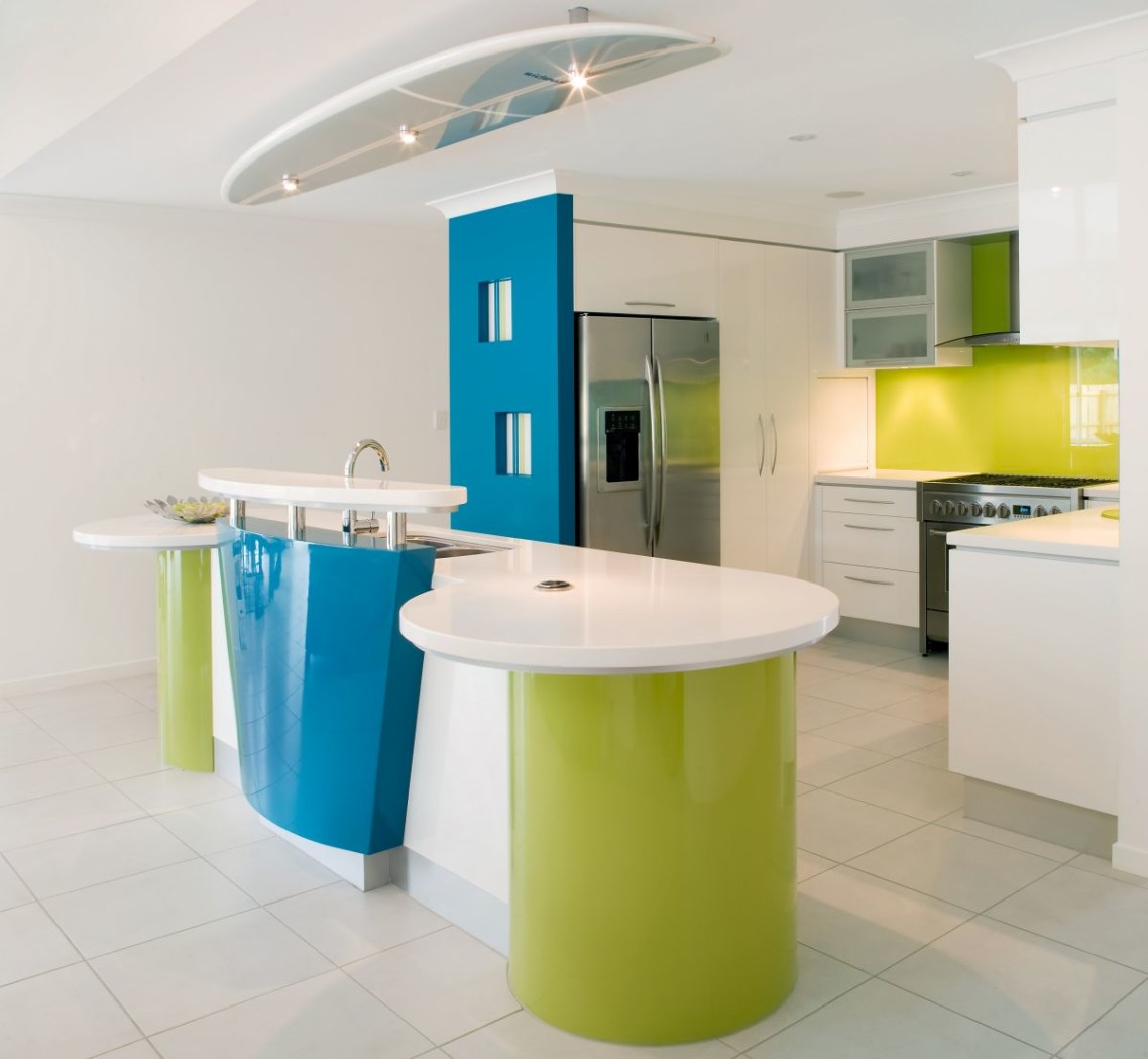 cuisine-classe-design-idées-de-modulaire-petite-cuisine-avec-forme-parallèle-et-blanc-bleu-couleurs-îlot-de-cuisine-aussi-blanc-couleur-bois-armoire-de-cuisine