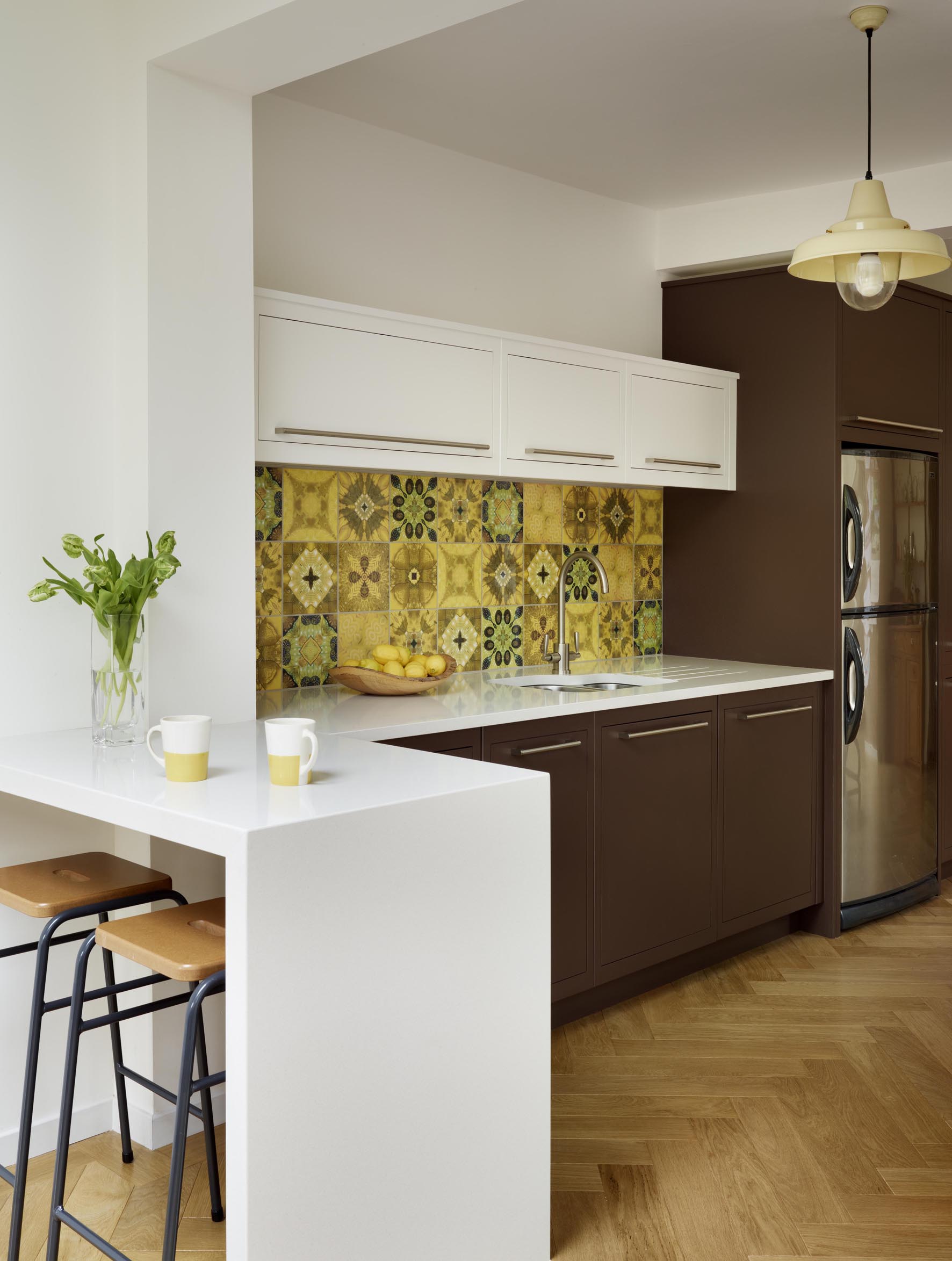 cuisine-inspiration-charmante-blanc-bois-en-forme-l-petite-cuisine-design-idées-avec-armoires-brun foncé-poli-en-ouvert-cuisine-designs-chic-petite-cuisine-design-idées- mobilier-agencement-et-arrangement