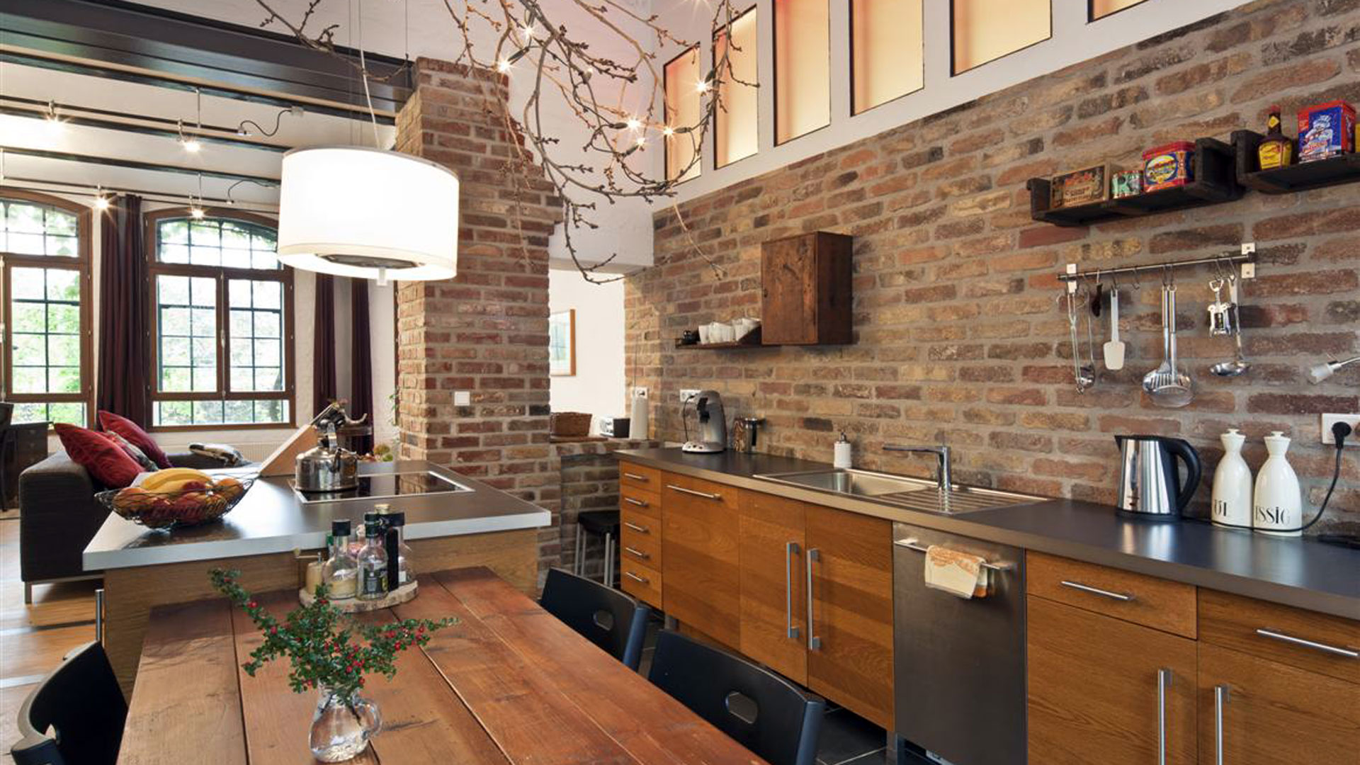 kukhnya-v-stile-loft-foto-dizayn-interera-derevo-stal-kirpich