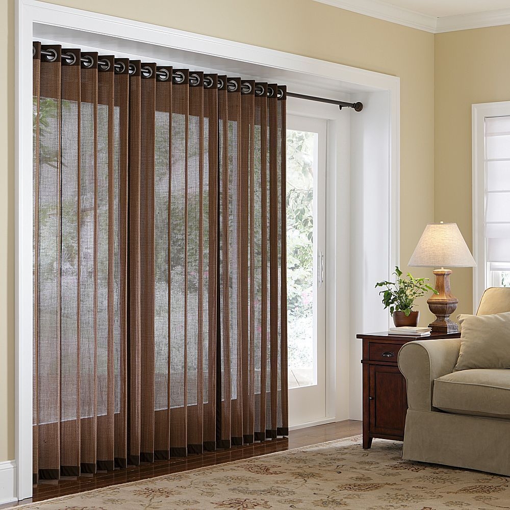 grande-porte-en-verre-coulissante-en-bois-laquée-blanche-utilisant-un-rideau-transparent-brun-suspendu-sur-une-tige-polie-noire-avec-des-stores-romains-et-des-fenêtres-modernes-pour-les-coulissants- portes vitrées