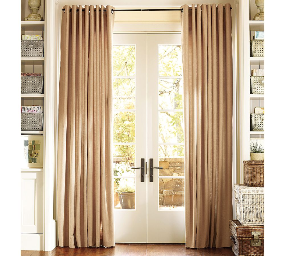 salon-inspiration-salon-design-avec-longs-rideaux-bruns-de-porte-de-verre-combine-avec-brun-sol-et-blanc-étagères-murales-magnifiques-draperies-pour- salon-décoration-936x842