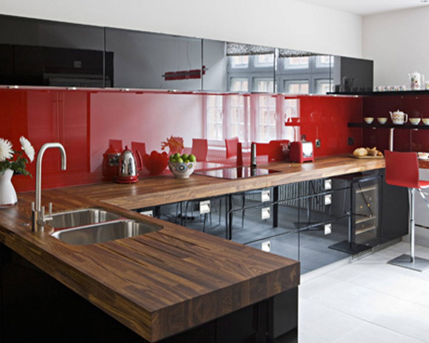 beau-dosseret-en-verre-rouge-avec-des-armoires-de-cuisine-plus-des-éviers-en-inox