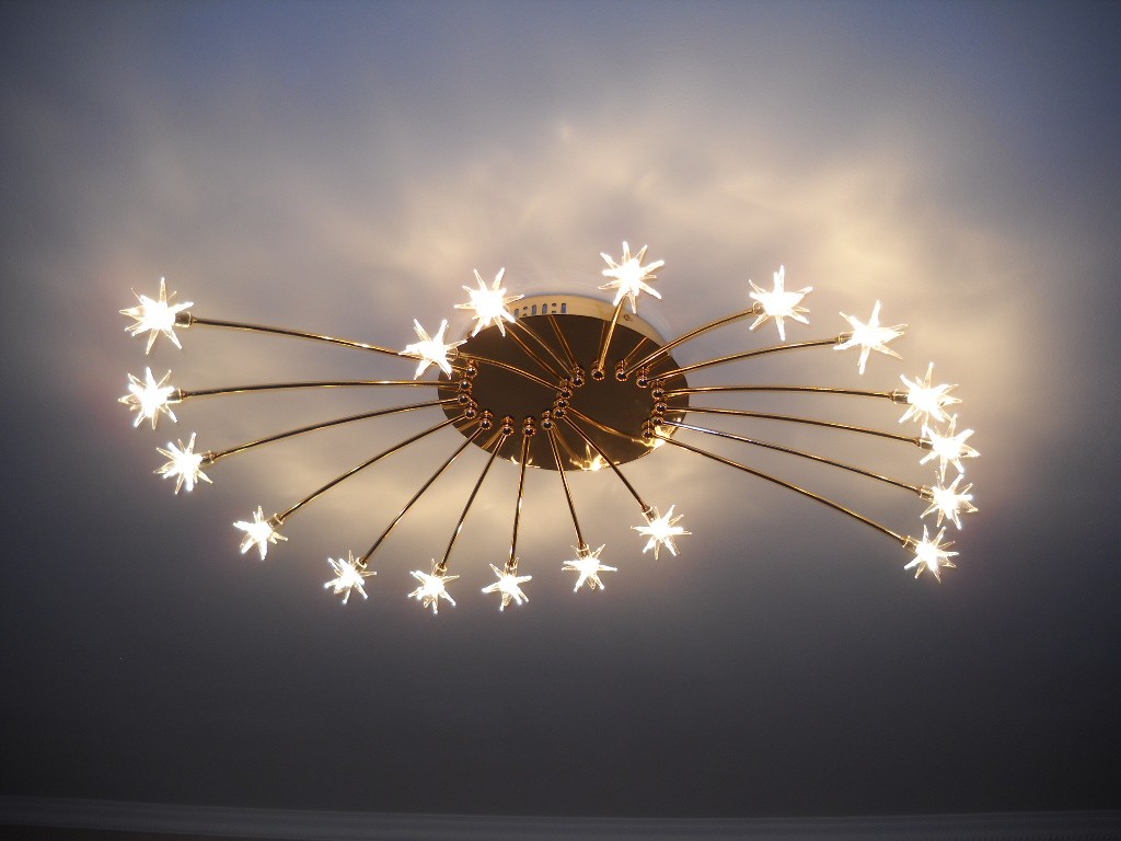 Le lustre dans la chambre