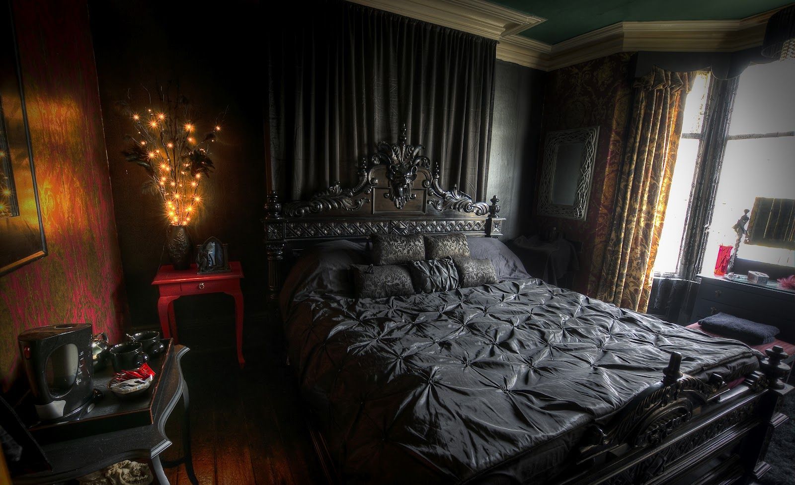 merveilleuse-chambre-design-moderne-sombre-victorien-gothique-chambre-design-interieur