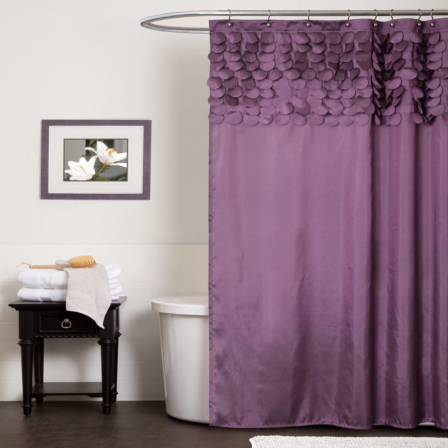 minimaliste-maison-design-d'intérieur-salle de bain-idées-pour-petit-espace-avec-fascinante-couleur-blanche-peinture-et-beauté-violet-tissu-rideaux-coulissants-couvrant-élégantes-baignoires-ainsi-bien- en tant que designer-salles de bains-et