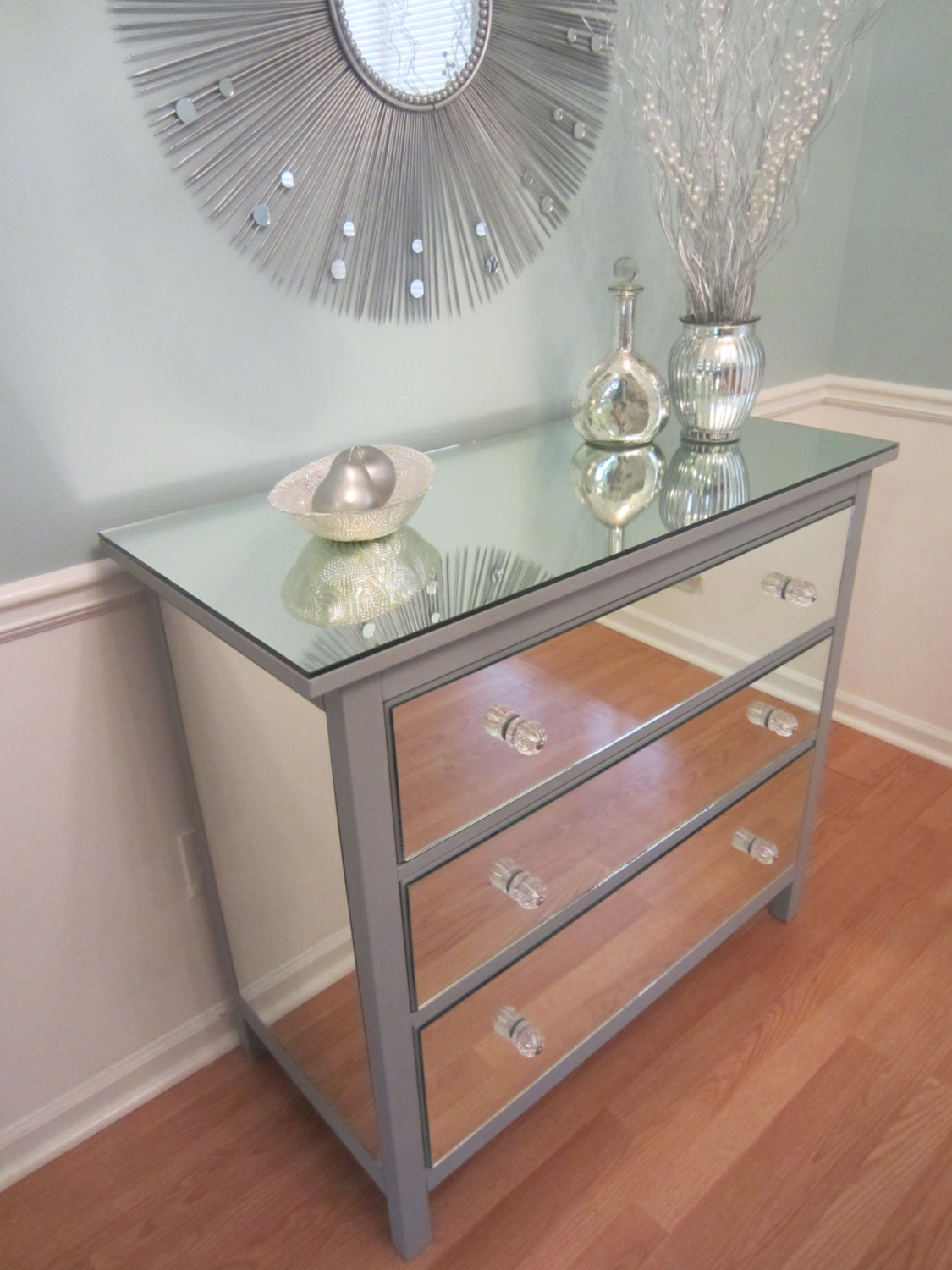 moderne-chambre-commode-miroir-argent-ikea-3-tiroirs-fleurs-blanches-brillant-vase-argent-artistique-argent-rond-miroir-miroir-décoration-murale-bleu-clair-peint-murs
