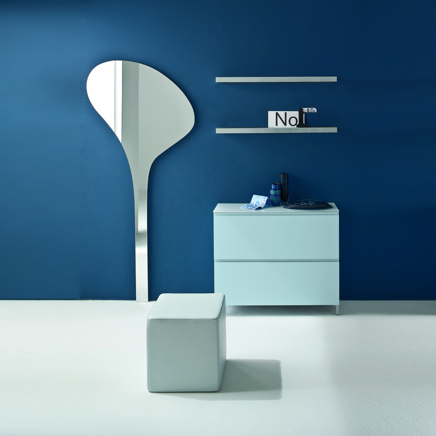couloir-moderne-contemporain-meubles-avec-chaussures-rangement-cintre-et-miroir-en-bleu-acheter-chez-mon-salon-italien