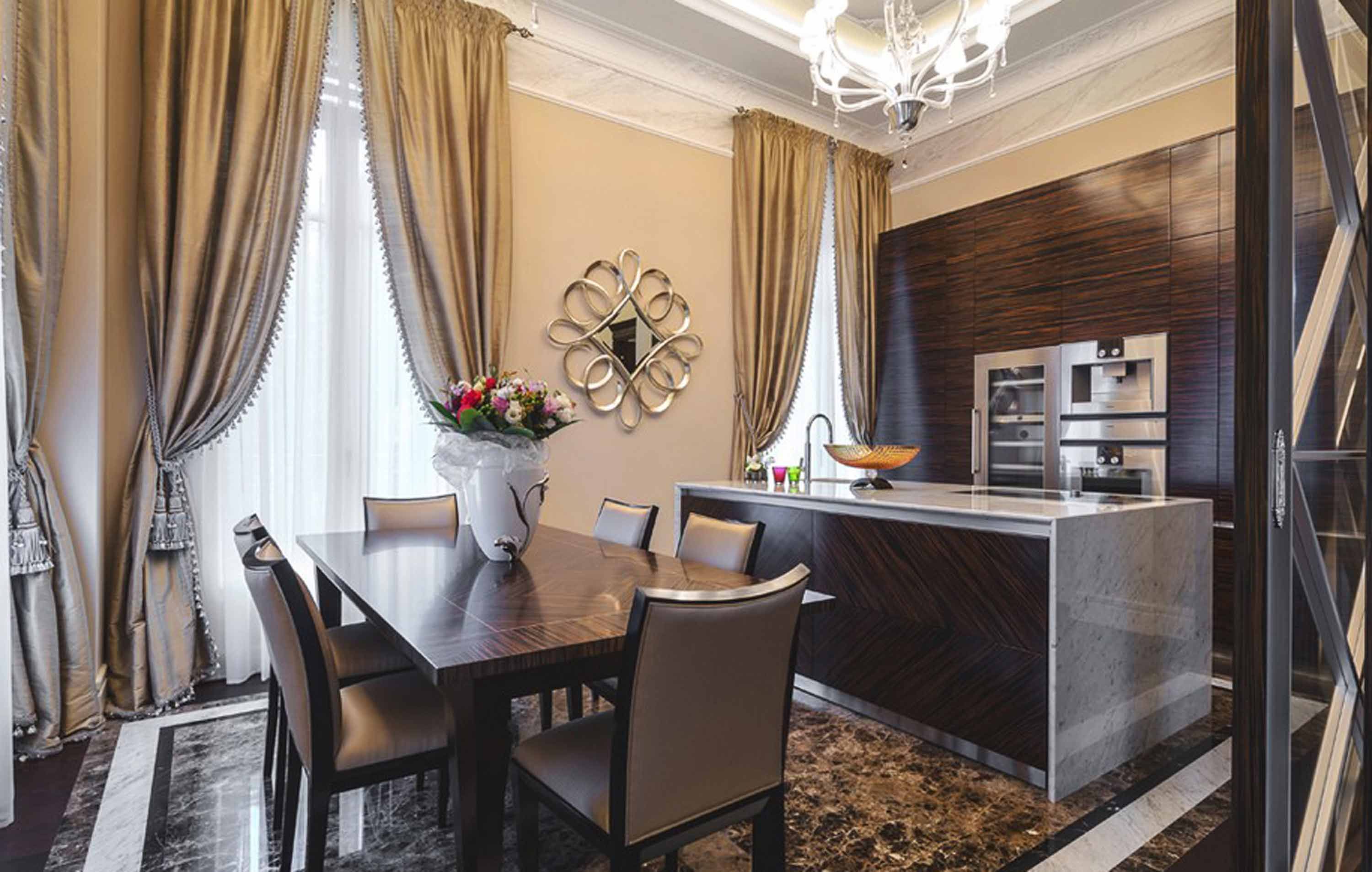 moderne-maison-design-marbell-parquet-noyer-bois-table-à-manger-rideau-lustre-encastré-lampe-de-plafond-armoires-de-cuisine-îlot-de-cuisine2
