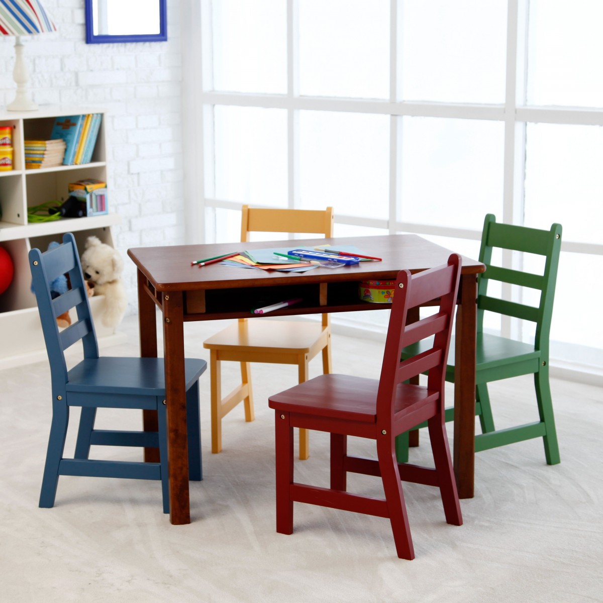 ensemble-de-table-et-chaise-moderne-naturel-pour-enfant-qui-peut-être-décor-sur-le-sol-gris-peut-ajouter-la-beauté-à l'intérieur-il-semble-bien-avec-blanc- table-qui-fait-paraître-élégante-sent-1200x1200