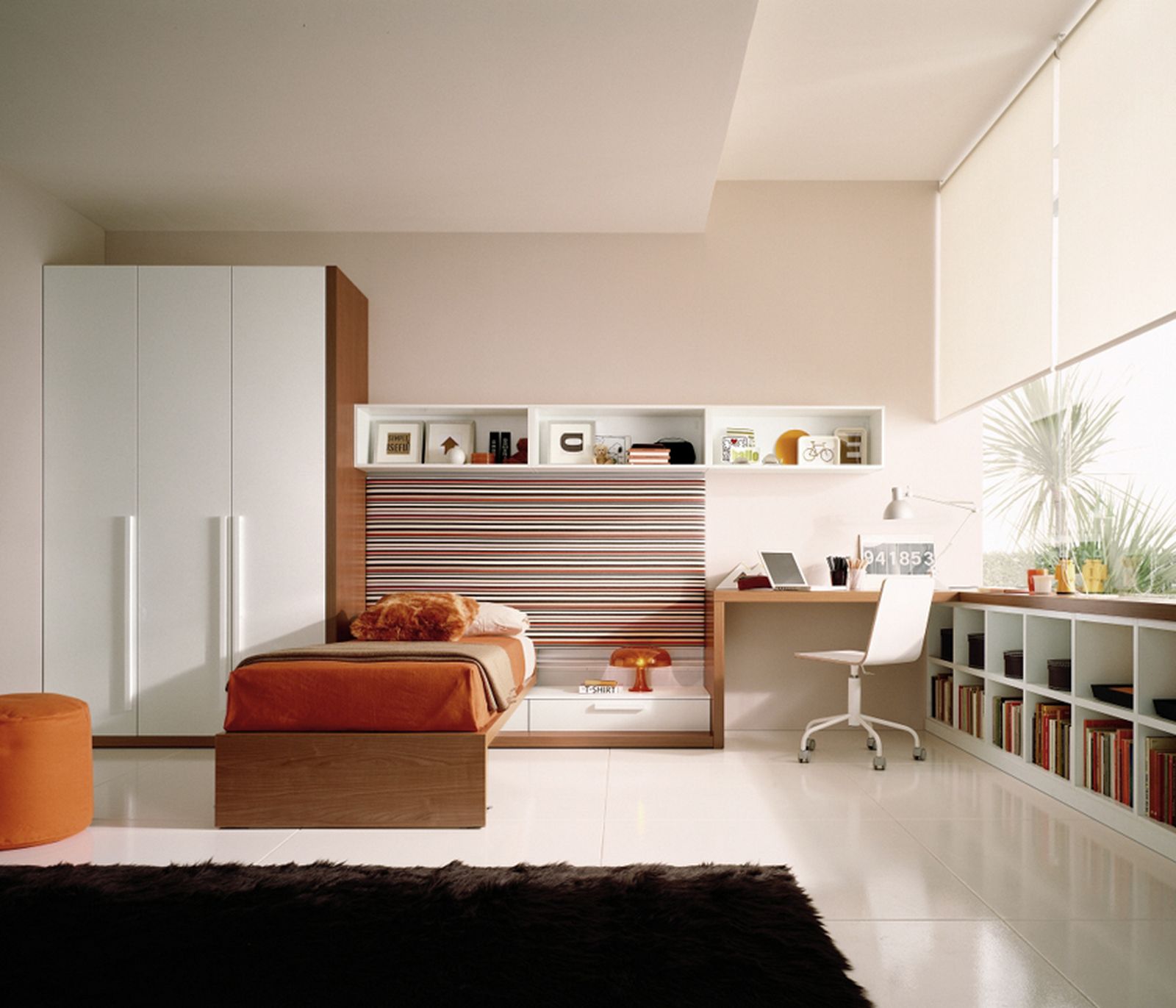 moderne-blanc-nuance-intérieur-enfants-design-avec-italien-meubles-pour-enfants-qui-appliqué-noir-doux-tapis-et-aussi-crème-lit-peut-ajouter-la-moderne-nuance-il- has-white-plafond-inside-the-room1