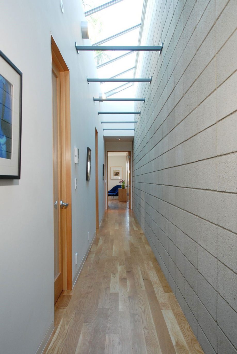 étroit-long-couloir-avec-idées-d'éclairage-contemporaines-feat-light-bois-intérieur-porte-et-mur-art-décor-918x1371