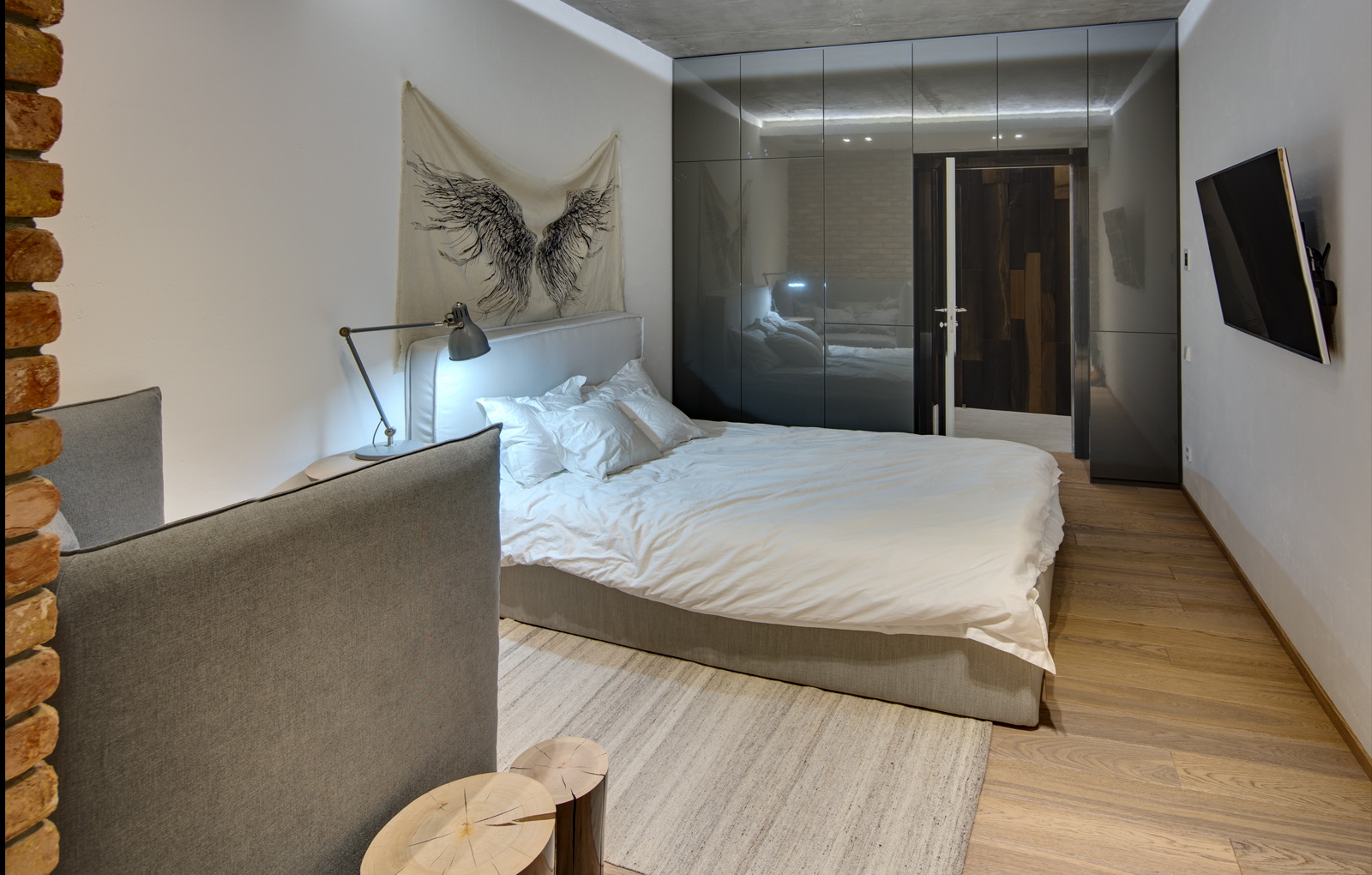 nebolshaya-svetlaya-spalnya-18-metrov-v-stile-loft