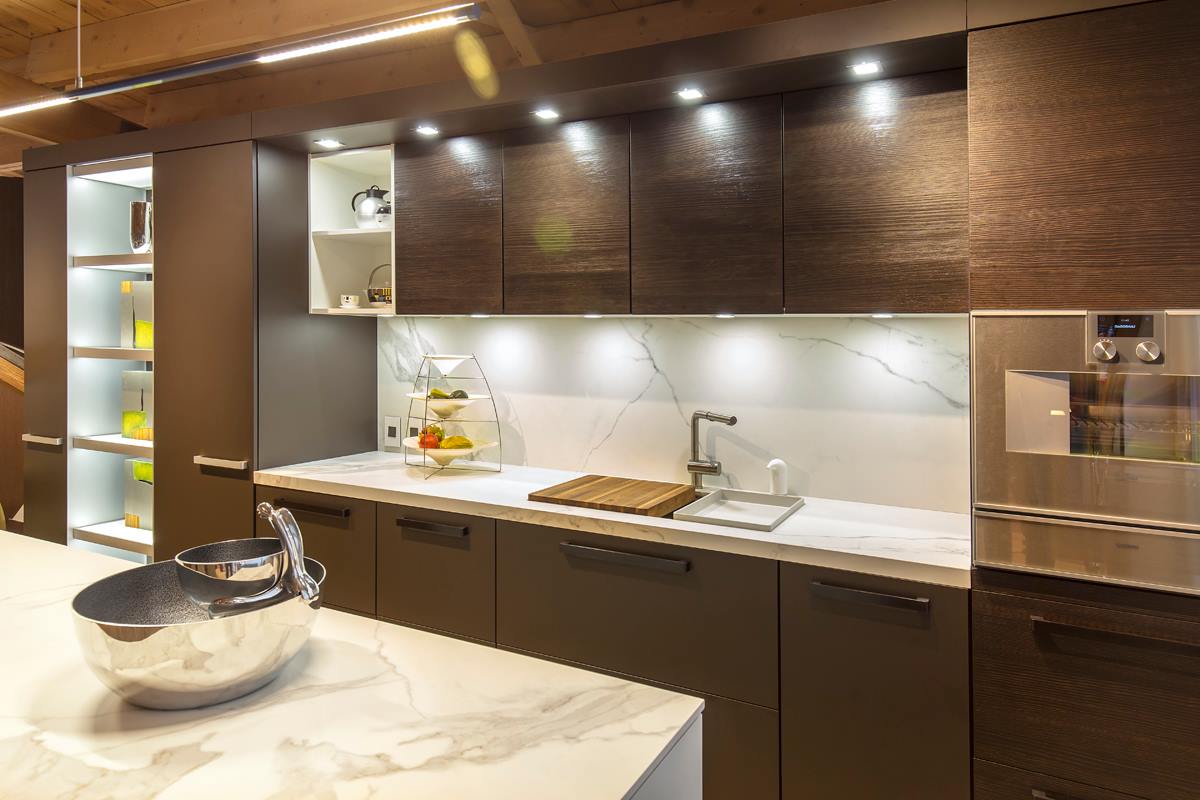 neolith-fm-distribution-moderne-cuisine-îlots-armoires-et-étagères-estatuario-classtone