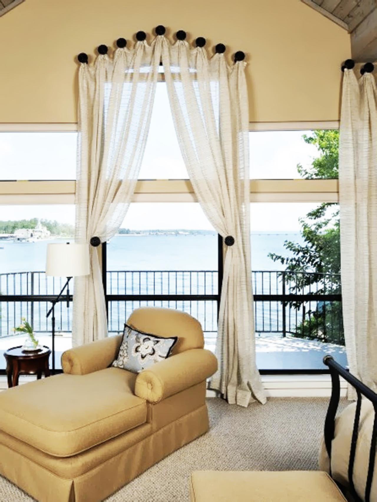 original_carla-aston-chambre-windows_s3x4-jpg-rend-hgtvcom-1280-1707