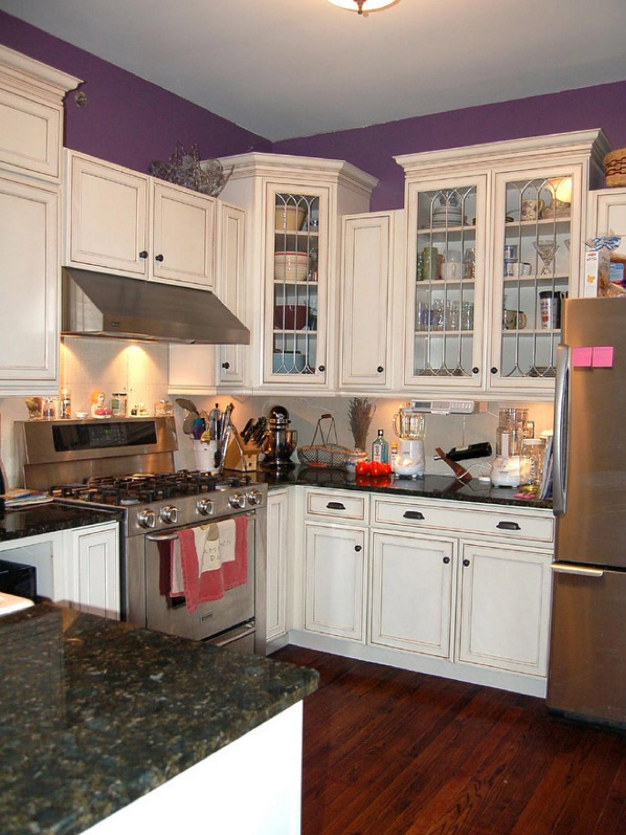original_kitchen-white-cabinets-purple-murs_s3x4-jpg-rend-hgtvcom-1280-1707