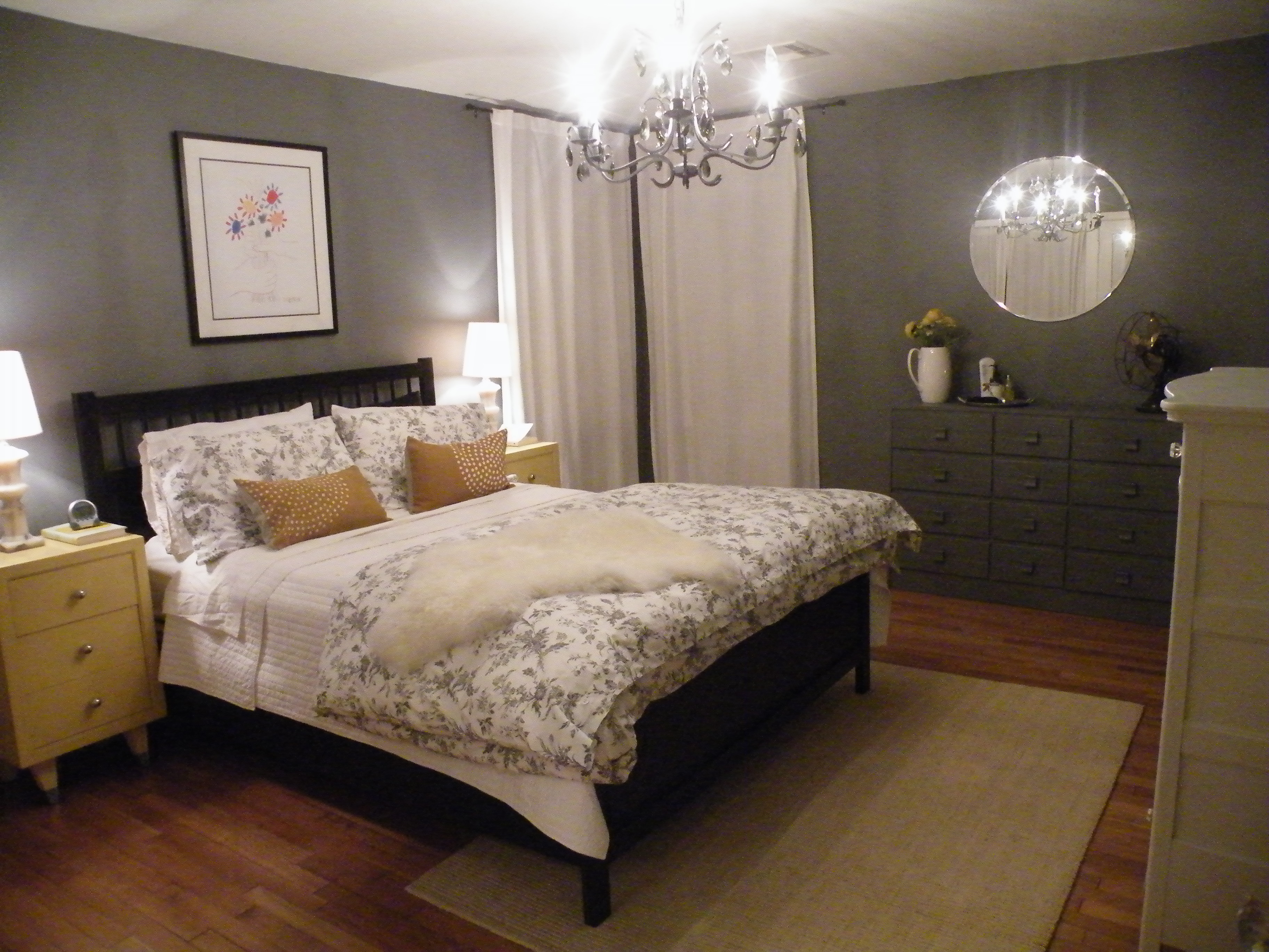 oreillers-sur-le-lit-au-gris-ouest-lustre-chambre-principale
