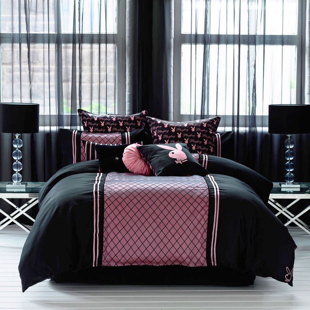 décor de chambre à coucher rose et noir avec logos playboy