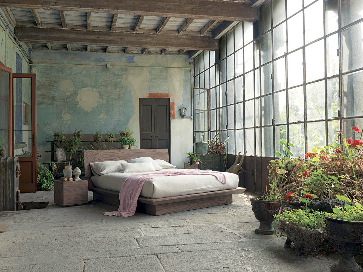 chambre-rustique-design-avec-un-mur-en-détresse-fimar-quarantacinque