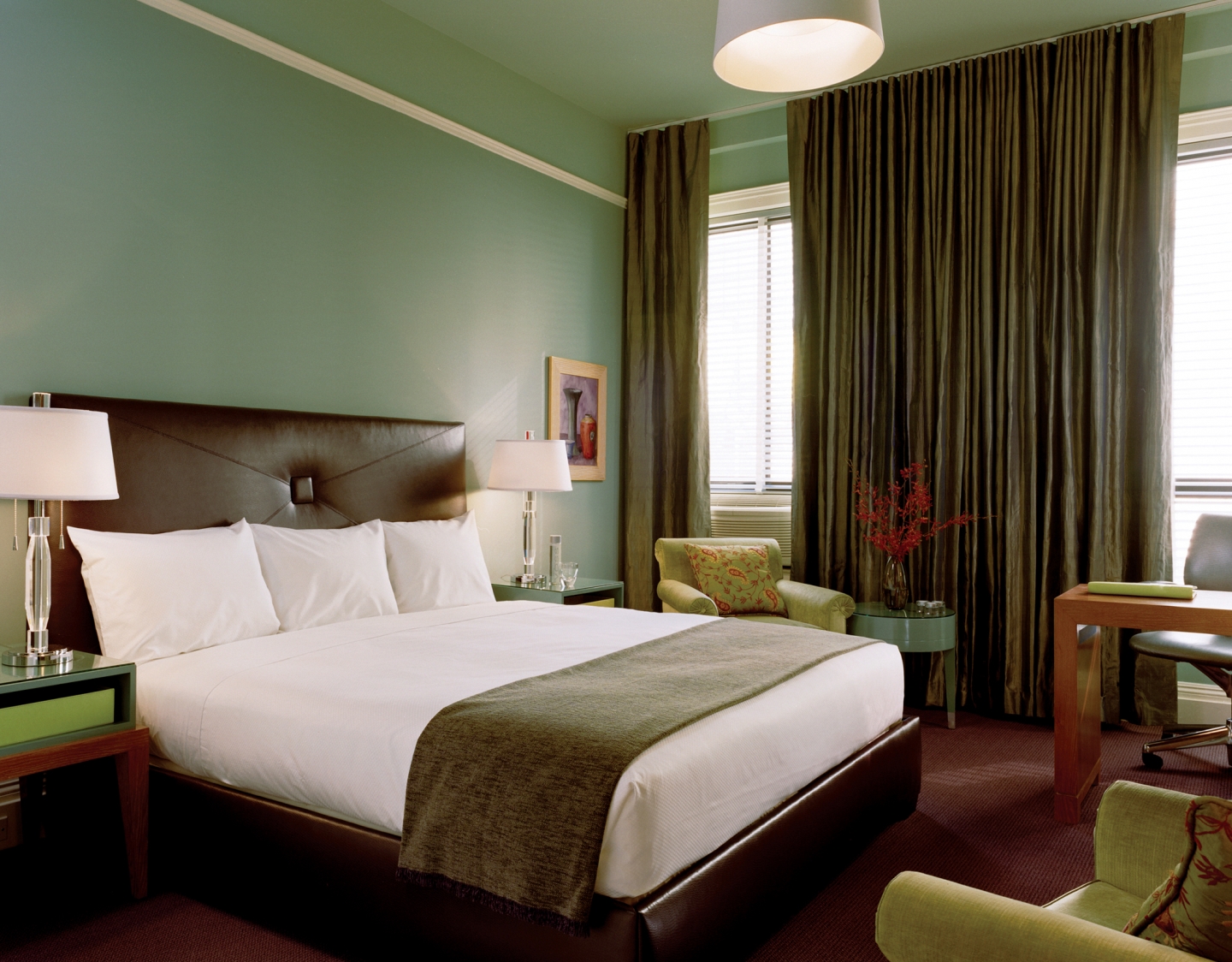 lit-en-cuir-rustique-mélangé-avec-la-décoration-du-bureau-et-des-accents-verts-pour-l'inspiration-fantaisiste d'une chambre