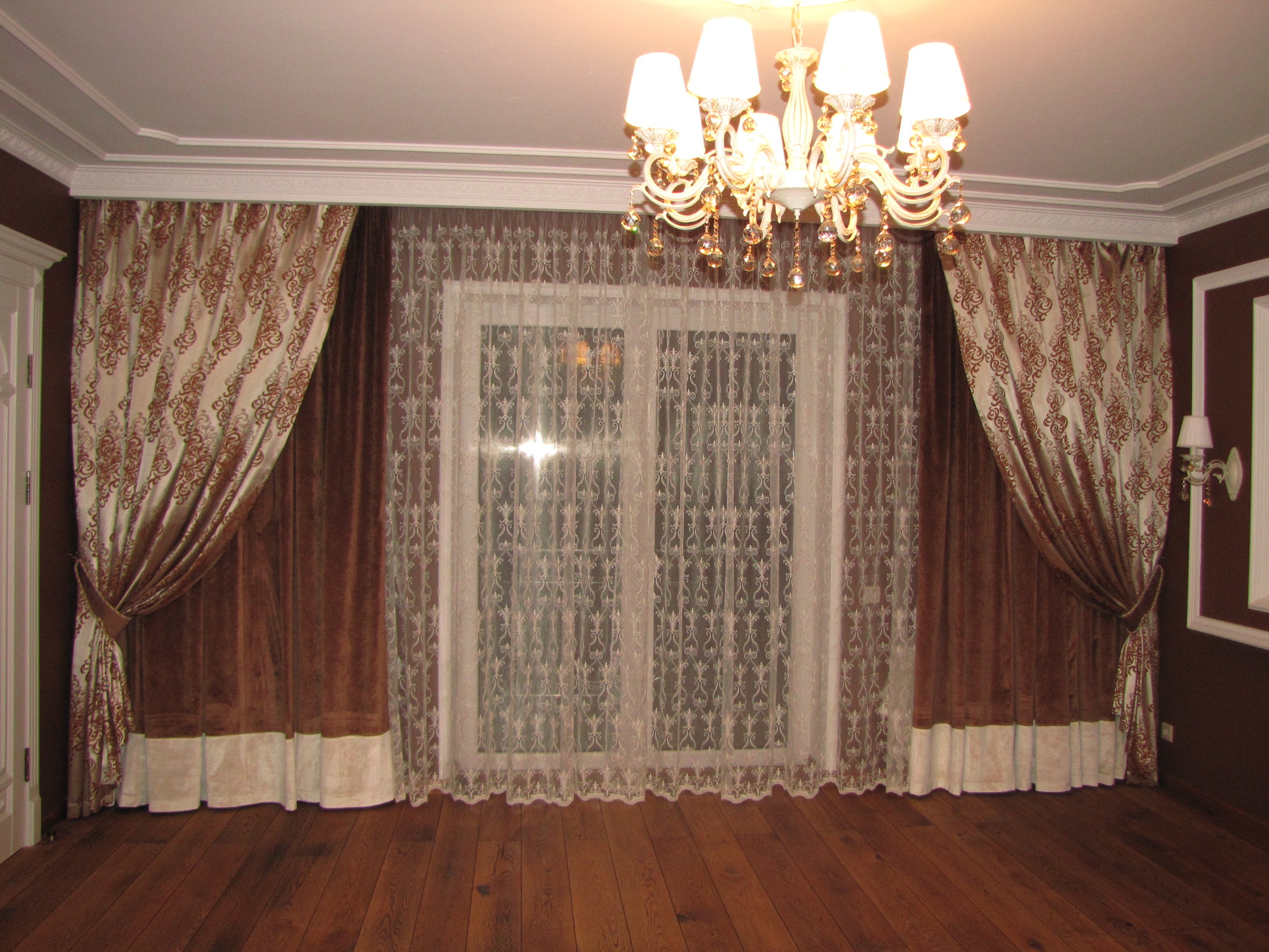 shtory_v_zal_s_balkonom_5_0