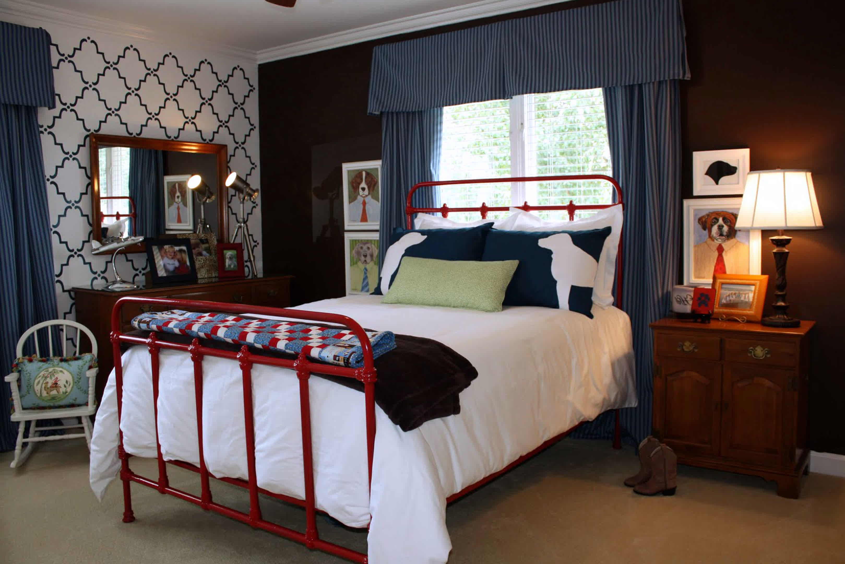 simple-garçons-chambre-design-avec-cadre-de-lit-en-acier-poli-rouge-et-rayures-bleu-cool-chambre-rideau-plus-brun-chêne-vernis-chevet-sous-cônes-lampe-de-lit- aussi-beau-papier peint à motifs en treillis
