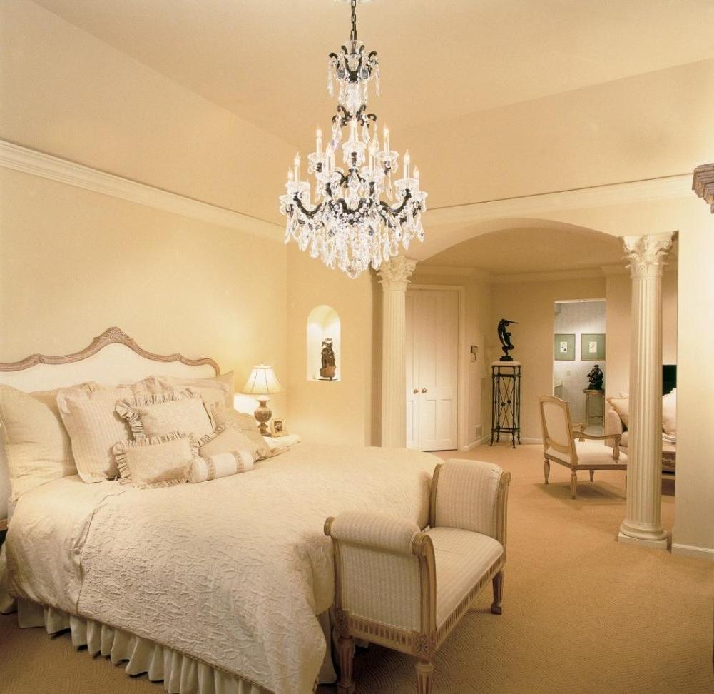 lustre-en-cristal-simple-pour-chambre-design-avec-peinture-beige-mur-y compris-blanc-housse de couette-aussi-marron-moquette-couvre-sol