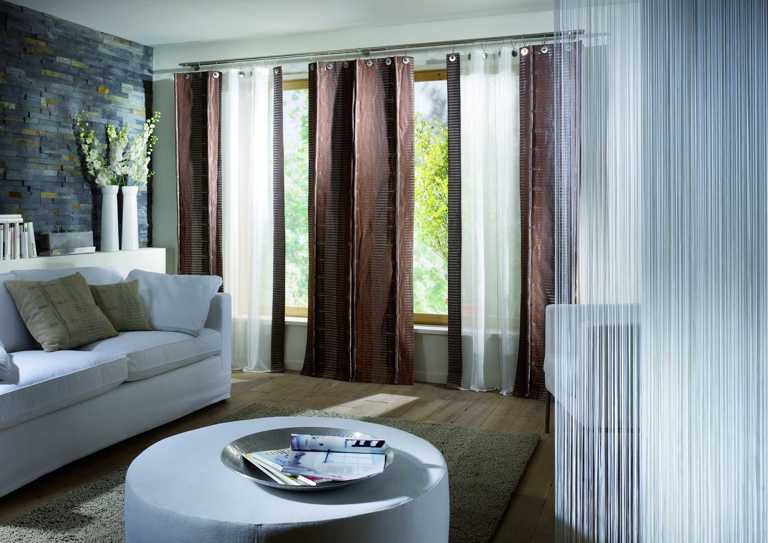 chambre-à-coucher-élégante-chambre-à-coucher-idées-rideaux-d'anneau-rideau-décoration-idées-brun-lâche-chambre-idées-rideau-salon-mur-peint-causeuse-tissu-rond-table-basse-bois- Idées de rideaux pour le salon