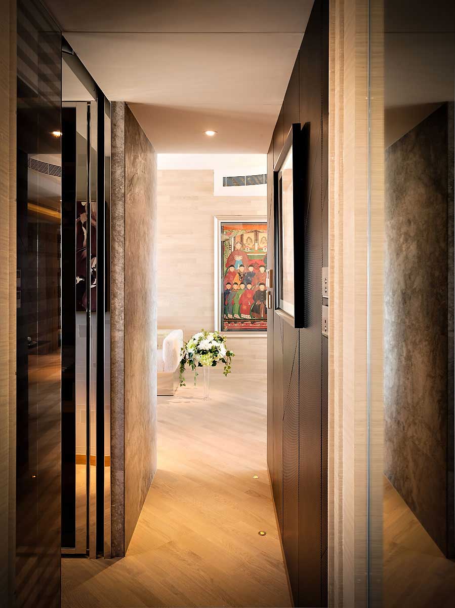 petit-appartement-couloir-design-chic-uplight-sur-parquet-fermé-belle-porte-fit-pour-couloir-conçoit-avec-des-fleurs-blanches-sur-mignon-jardinière-près-de-la-peinture-sur- mur