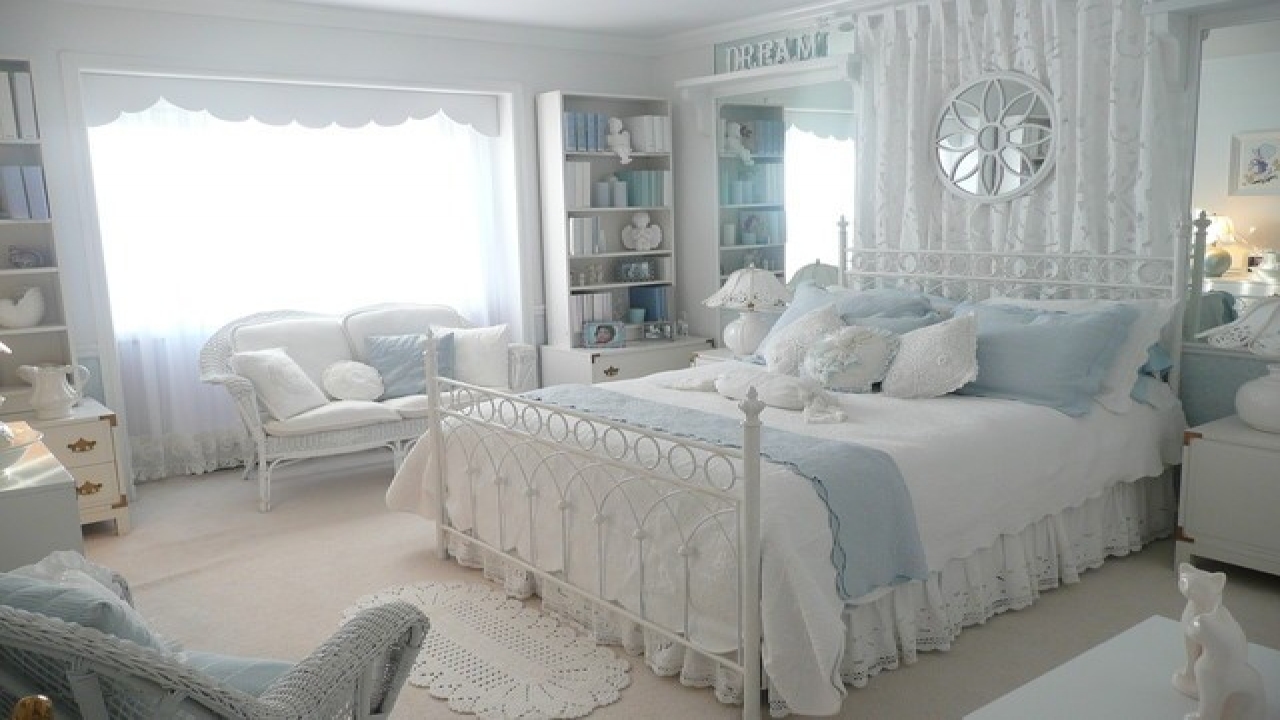 idées-de-décoration-de-petite-chambre-idées-de-décoration-traditionnelles-romantiques-avec-des-jeux de couleurs blanc et bleu