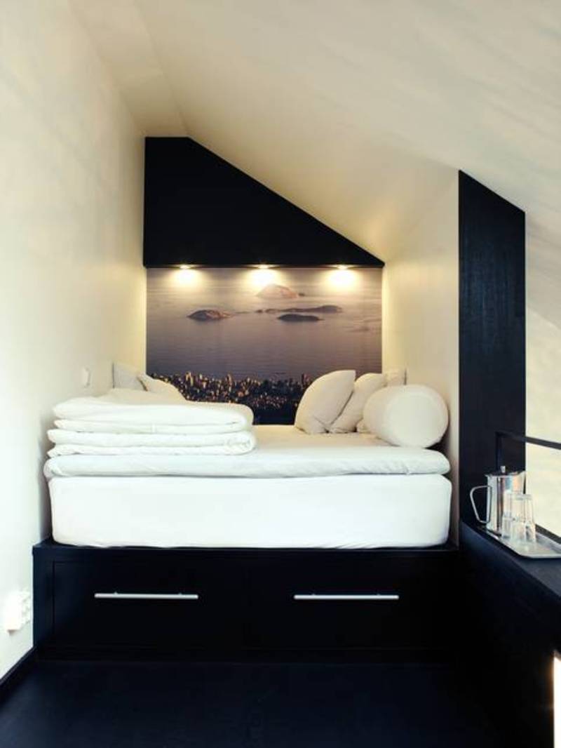 Lit plateforme dans petit loft de couchage