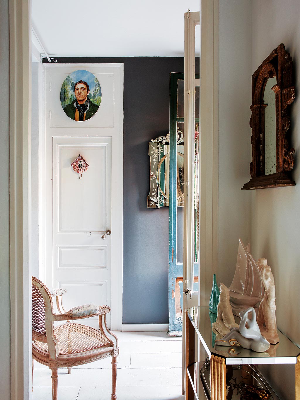 petit-miroir-couloir-inspiration-peinture-noire-murs-portes-de style provincial-français-moulure-rénovation-décoration-avec-miroirs-console-table-idées-d'entrée
