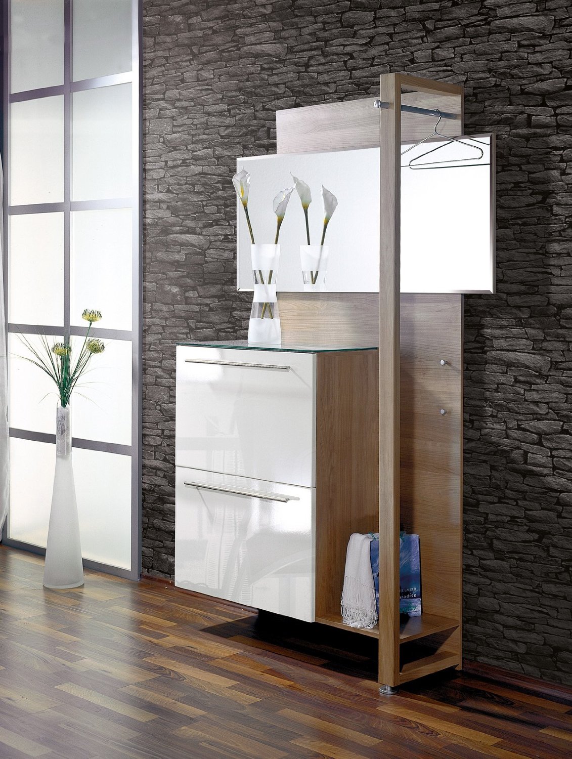 petit-couloir-moderne-rangement-design-pour-contemporain-couloir-étroit-avec-miroir-mural-vêtements-crochets-et-idées-murales en pierre