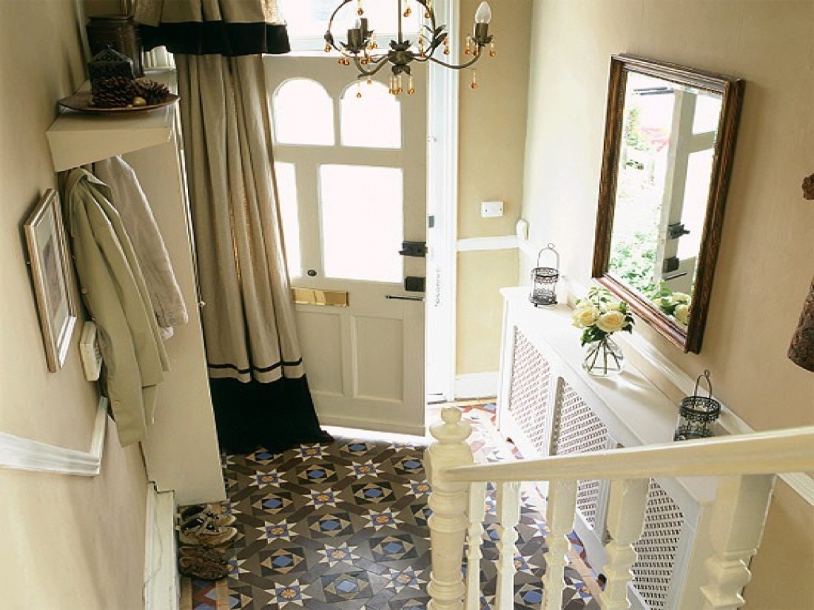 petite-cage d'escalier-palier-idées-de-décoration-petit-couloir-idées-de-décoration-c7284edf873b85bd