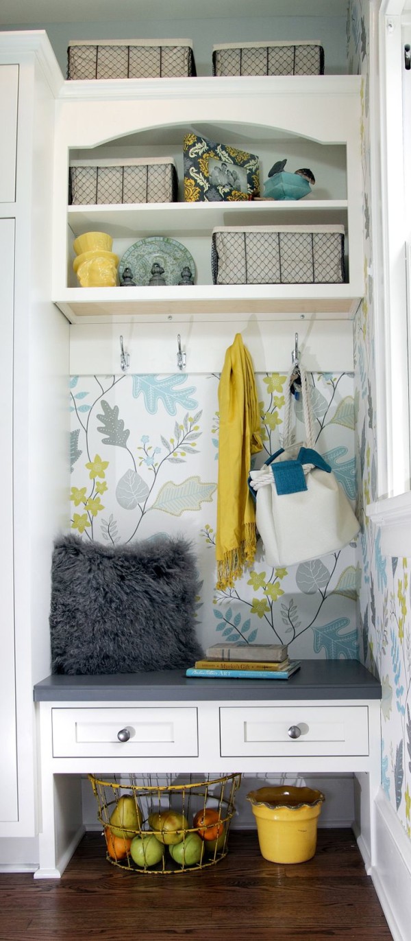petit-banc-d'entrée-blanc-sous-panier-en-fil-avec-doublure-proche-assiette-décorative-en-céramique-au-dessus-de-l'écharpe-en-soie-jaune-par-des-patères-en-inox-600x1371