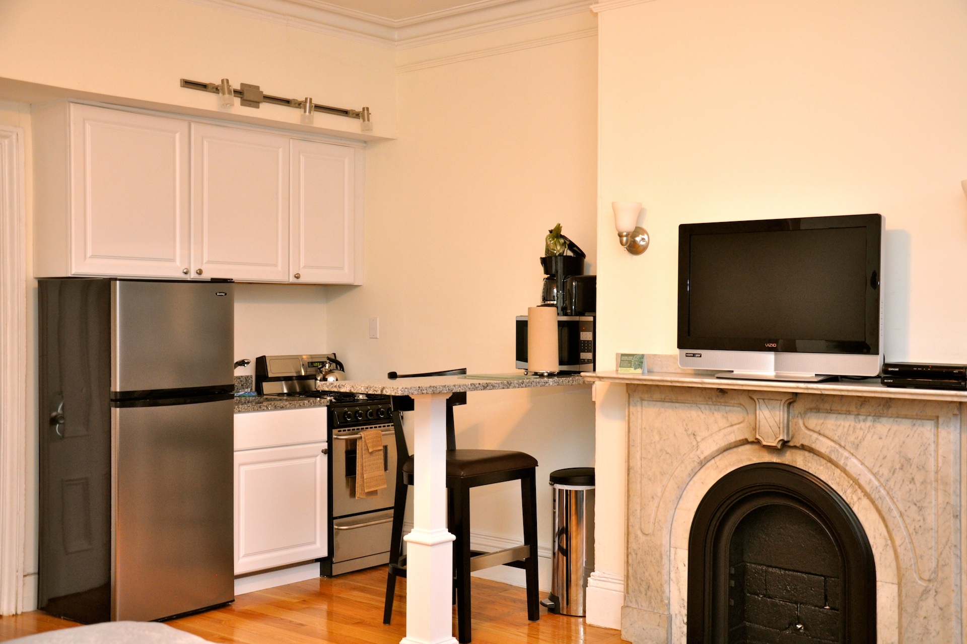 splendide-appartement-cuisine-design-avec-mini-bar-vedette-plus-blanc-armoire-et-gris-réfrigérateur-aussi-bien-que-granit-cheminée-et-tv-led-on-top-idées- séduisant-meublé-cuisine-studio-appartement-de