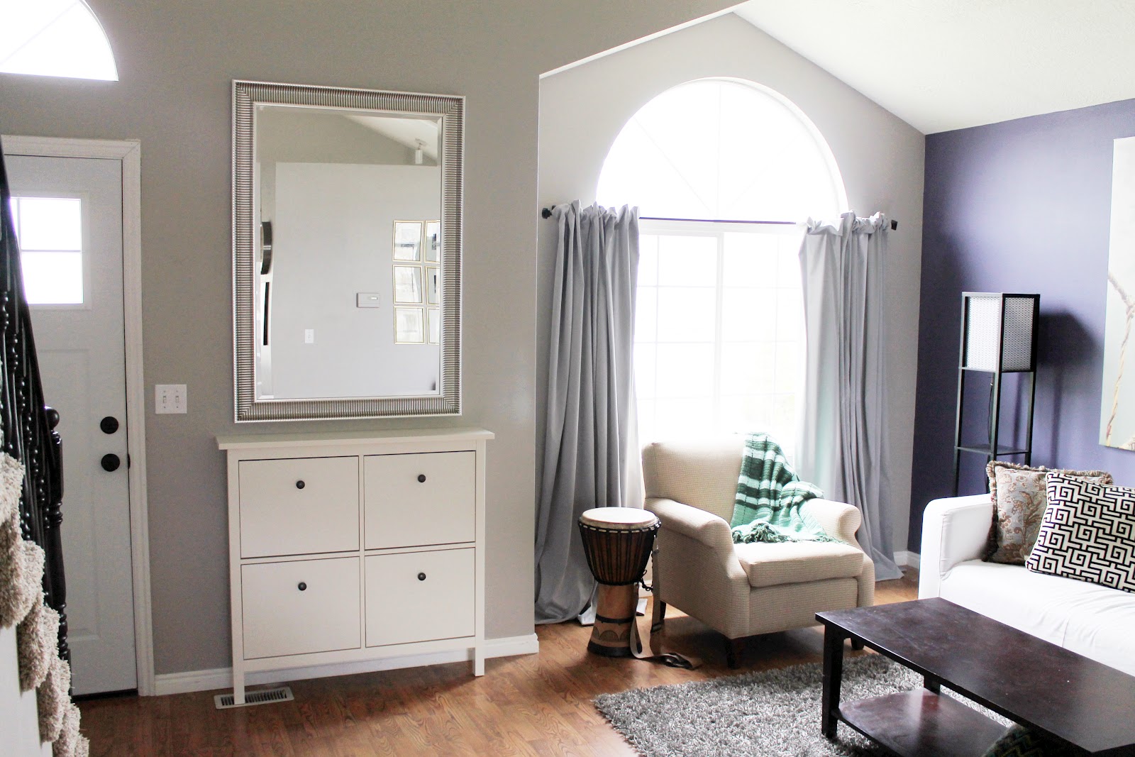 carré-blanc-chaussures-en-bois-meuble-pour-meuble-entrée-ayant-carré-quatre-portes-sur-parquet-stratifié-sous-rectangle-miroir-sur-mur-gris