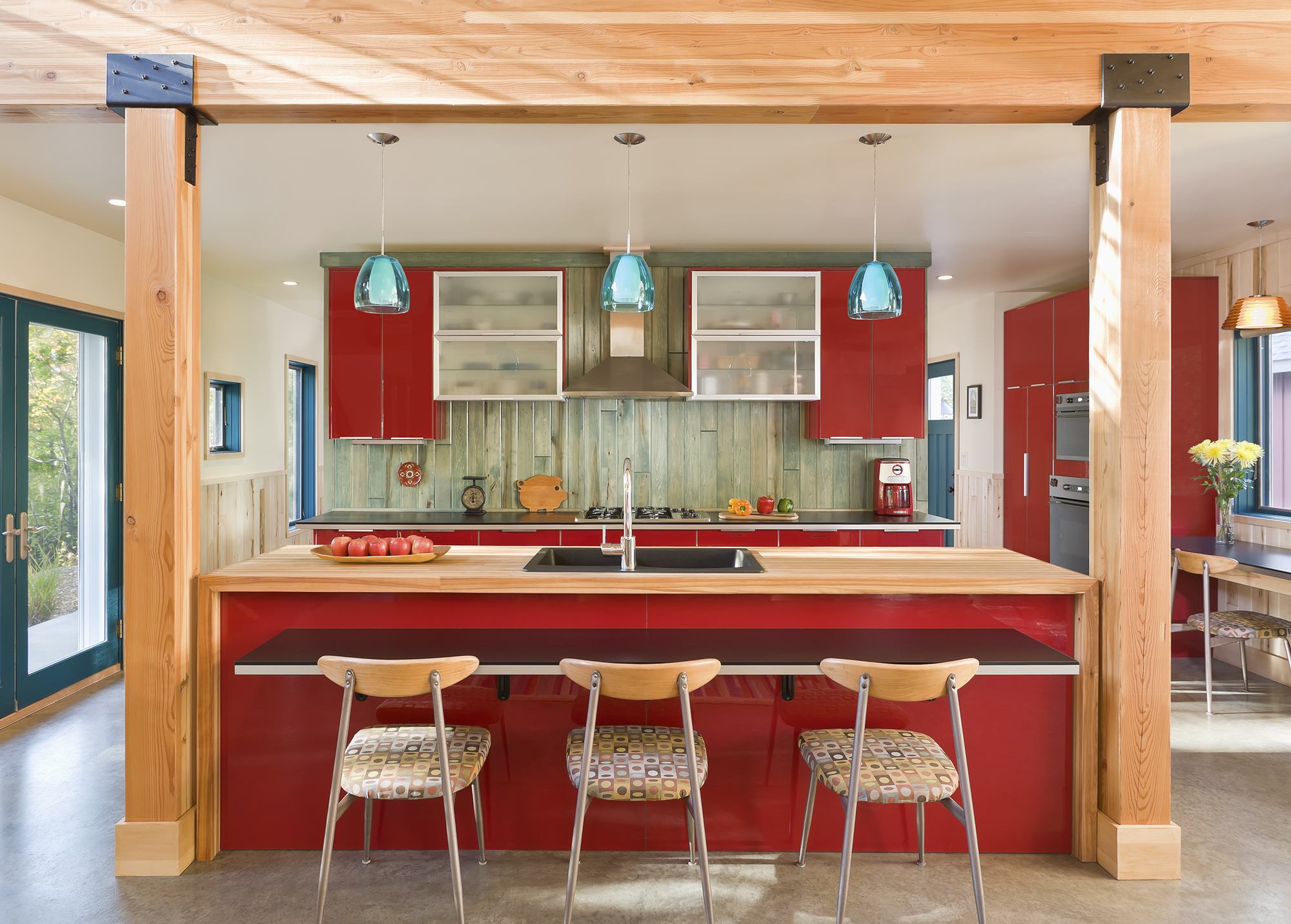 style-tendance-pour-rouge-cuisine-design-idées-avec-îlot-de-cuisine-rectangulaire-brun-naturel-dessus-en-bois-non-fini-et-dinnete-flottant-dinnete-ajouté-tissu-motif-siège-salle à manger- chaises-aussi-bien-que-cuisine-c