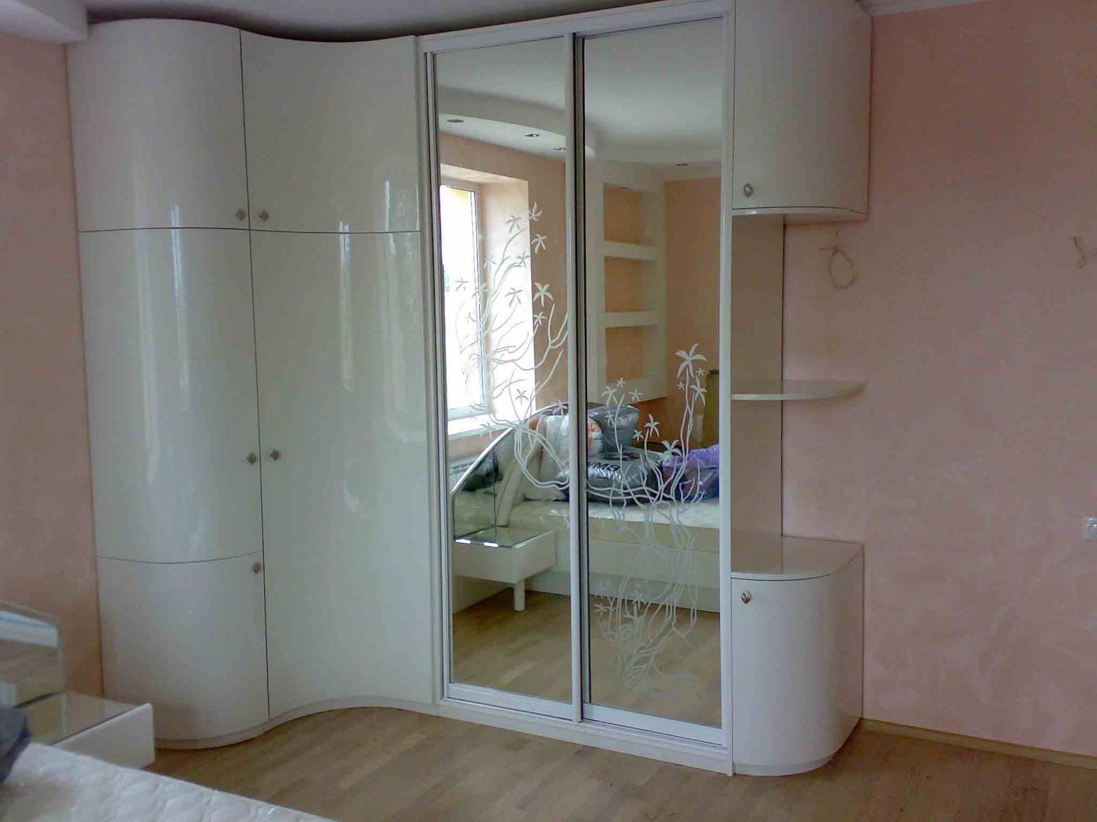 uglovoi-shkaf-kupe-v-spalnu-1