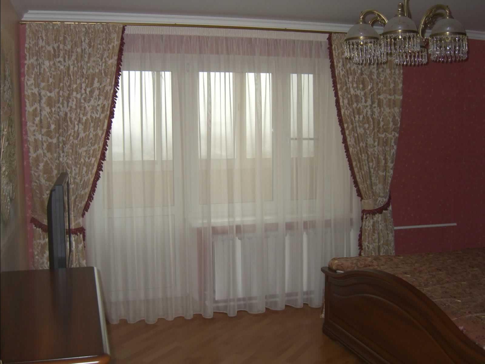 universalnoe-reshenie-tyul-i-dve-zanavesi-po-bokam